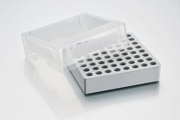 艾本德儲存盒 8 × 8, 可放置 64  個試管， 1  –  2  mL，3  件，高 53  mm，2  英寸，聚丙烯材料，可耐受最低 -86  °C，可高溫高壓滅菌，帶蓋子并具有數(shù)字字母標識